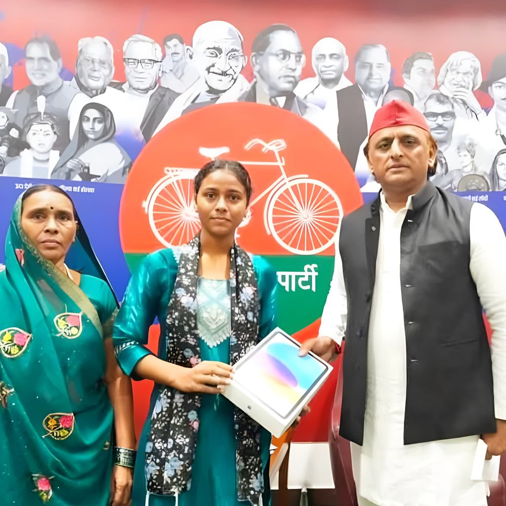 GNM परीक्षा में प्रदेश के टॉप-3 में गोंडा की ललिता:अखिलेश यादव ने टैबलेट और 11 हजार रुपए देकर किया सम्मानित