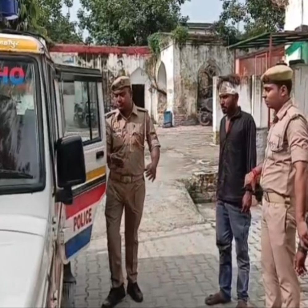 हिस्ट्रीशीटर ने बोतल से पुलिस पर हमला किया:खुद के सिर पर फोड़ी, बोला- मुझे पकड़ने का अंजाम बुरा होगा; दो गिरफ्तार