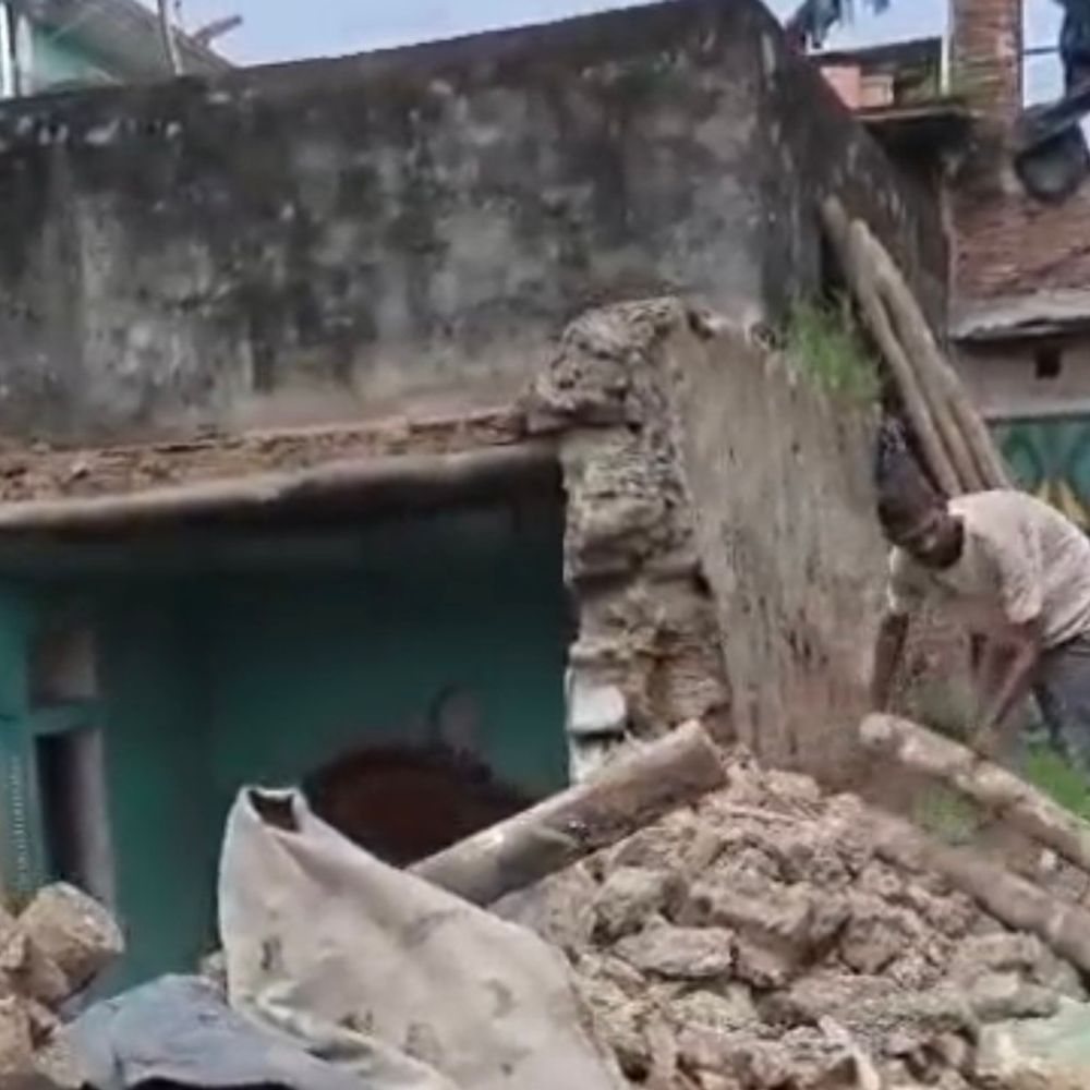 संभल में मूसलाधार बारिश से दो मकान गिरे:₹12,000 की गर्भवती बकरी सहित ₹2 लाख से अधिक का नुकसान