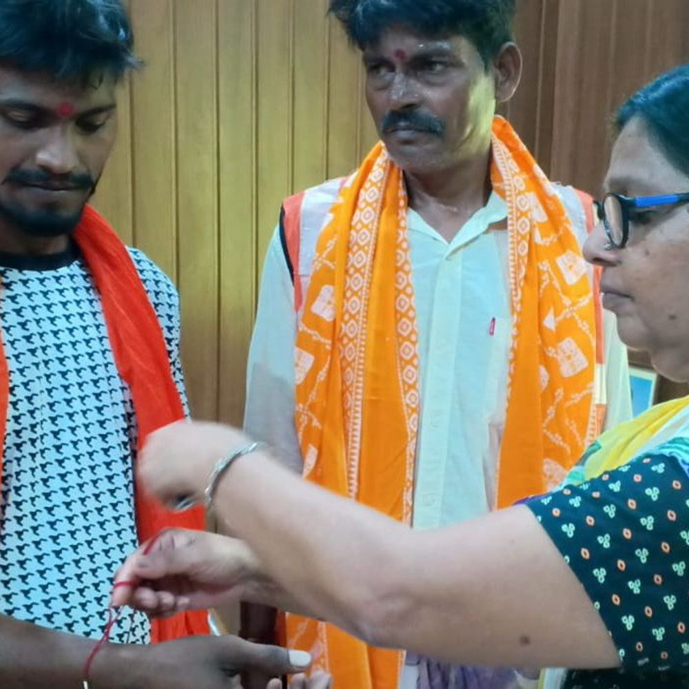 भाजपा महिला मोर्चा ने सफाई कर्मचारियों को बांधी राखी:जौनपुर में जिलाध्यक्ष रागिनी सिंह ने अपने आवास पर मनाया रक्षाबंधन पर्व