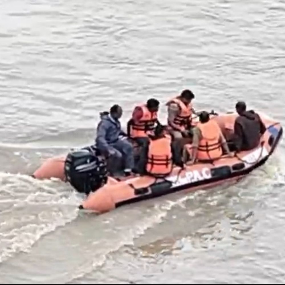 बांदा में छात्रा ने यमुना पुल से लगाई छलांग:NDRF और गोताखोरों का सर्च ऑपरेशन जारी, 10 किमी तक खोजबीन के बाद भी सुराग नहीं