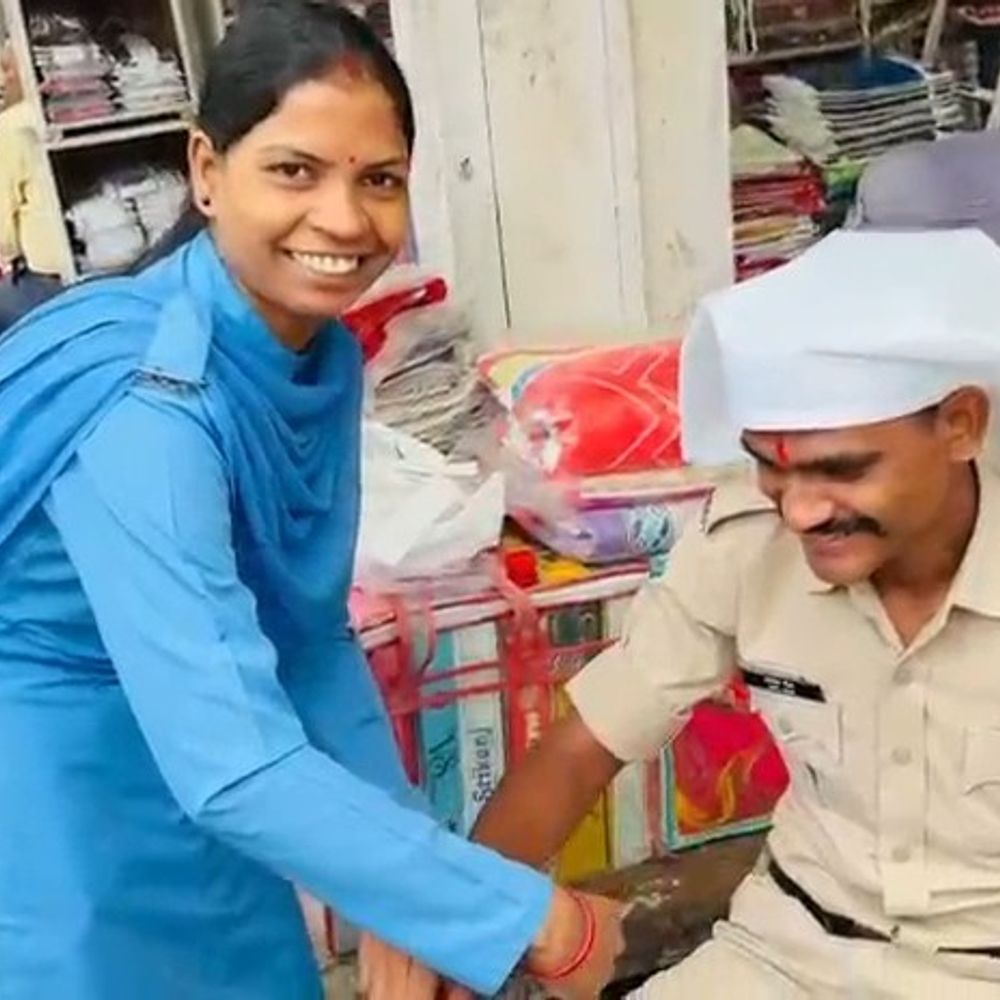 सूनी कलाई देख महिला पुलिसकर्मी ने साथियों को राखी बांधी:छतरपुर चौक बाजार में माया कोदर ने पुलिसकर्मी भाइयों को तिलक कर त्योहार की खुशियां बांटीं