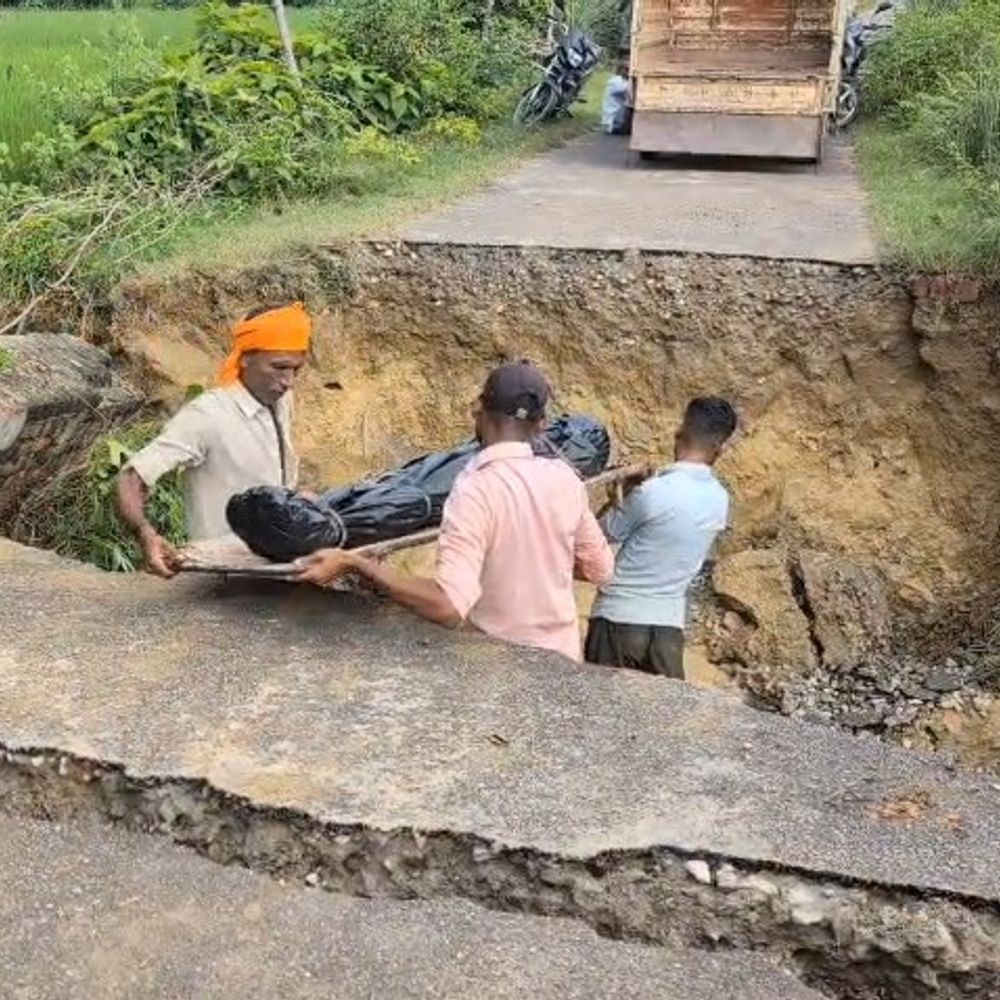 सीतापुर में बारिश से कटी पोस्टमार्टम हाउस की सड़क:लोगों ने वैकल्पिक रास्ता बनाकर निकाले शव, 3 फीट तक कटी सड़क