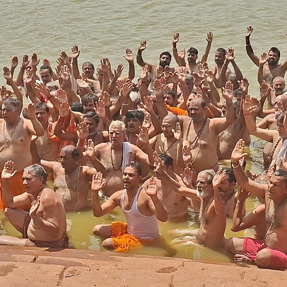 श्रावणी पूर्णिमा पर शिवसर तालाब में हुआ उपाकर्म:वैदिक मंत्र गूंजे, सुख-शांति के लिए दी आहुतियां