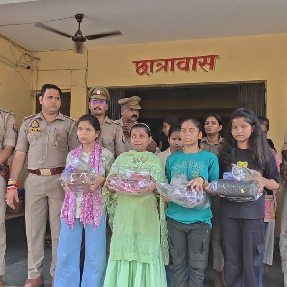 दृष्टिबाधित बच्चियों ने मनाया रक्षाबंधन:पुलिसकर्मियों को बांधी राखी; भाइयों ने गिफ्ट और रक्षा का वचन दिया