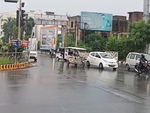 लखनऊ में देर रात से बारिश, आज ऑरेंज अलर्ट:मानसून सीजन में 479.5 MM बरसा पानी, अब तक सामान्य से 3% कम बरसात