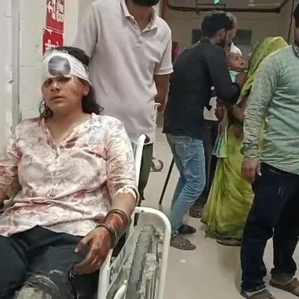 उन्नाव में दो मंजिला मकान गिरा, 7 लोग दबे:आधी रात को बारिश के बीच भरभराकर गिरा, पुलिस ने किया रेस्क्यू