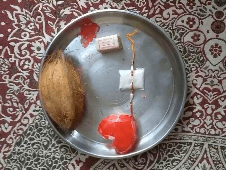 रक्षाबंधन पर शक्कर की राखी बांधकर महंगाई का विरोध जताया:  पिपलियामंडी में कांग्रेस का प्रदर्शन; कांग्रेस ने मोदी सरकार की नीतियों पर साधा निशाना – Mandsaur News