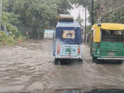 रक्षाबंधन पर ग्वालियर में झमाझम बारिश, सड़कों पर भरा पानी:सुबह तक 47.4 मिमी बरसा पानी; कई इलाकों में जलभराव, निगम अमला सक्रिय, बाजारों में भी परेशानी