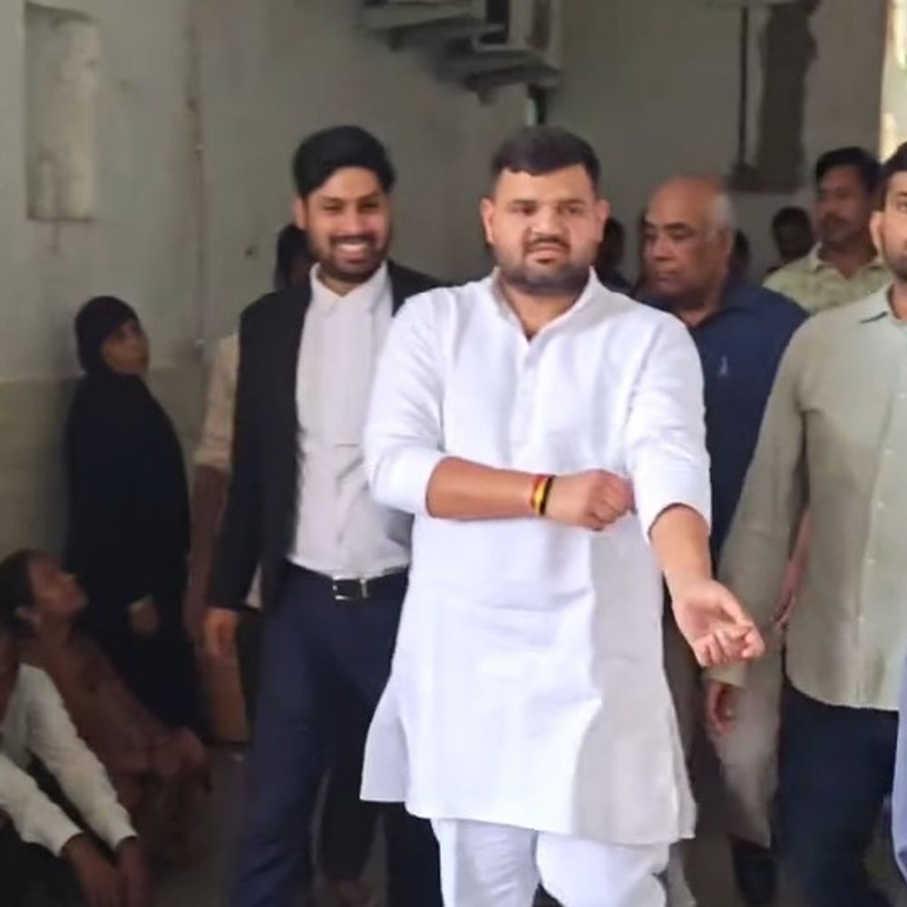कोर्ट में पेश हुए कैसरगंज सांसद करण भूषण सिंह:वारंट जारी होने के बाद दिया रिकॉल आवेदन, 31 अगस्त को अगली सुनवाई