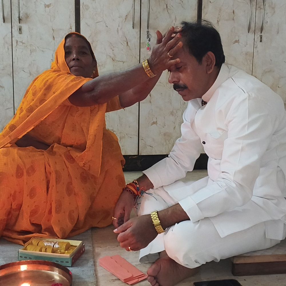 कैबिनेट मंत्री अनिल राजभर को नेपाल से भेजा रक्षासूत्र:चंदौली में बहनों ने बांधी राखी, दीर्घायु की कामना