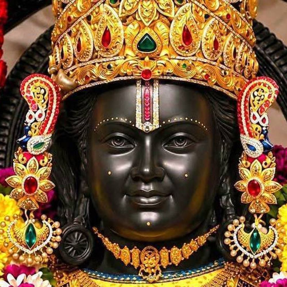 अयोध्या में भगवान रामलला को बांधी गई राखी:केले के तने के धागे, मोतियों और जरी से बनी है, बहन के यहां से भेजी गई