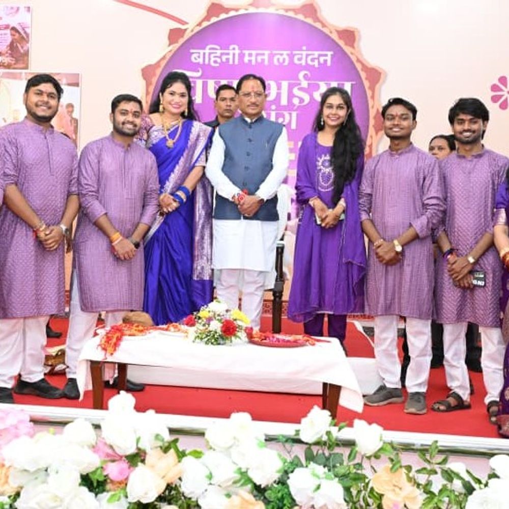 सीएम हाउस में मनाई गई राखी:पिंक दीदी, मितानिन दीदी समेत सैकड़ों बहनों ने बांधी सीएम साय को राखी