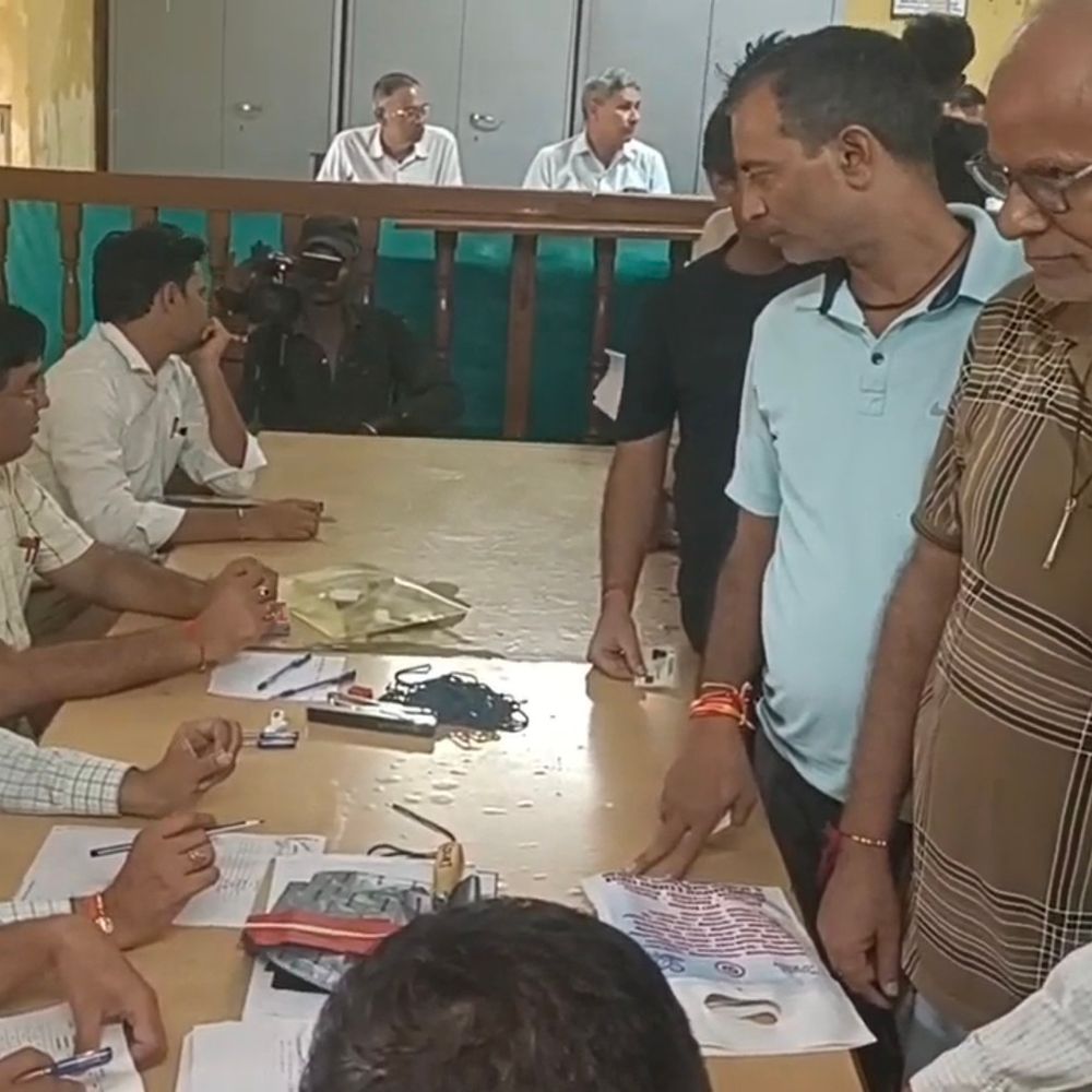 सैंपऊ-मनियां में निकाय चुनाव का बिगुल:दूसरे दिन नामांकन को उमड़ी भीड़, 53 आवेदन आए