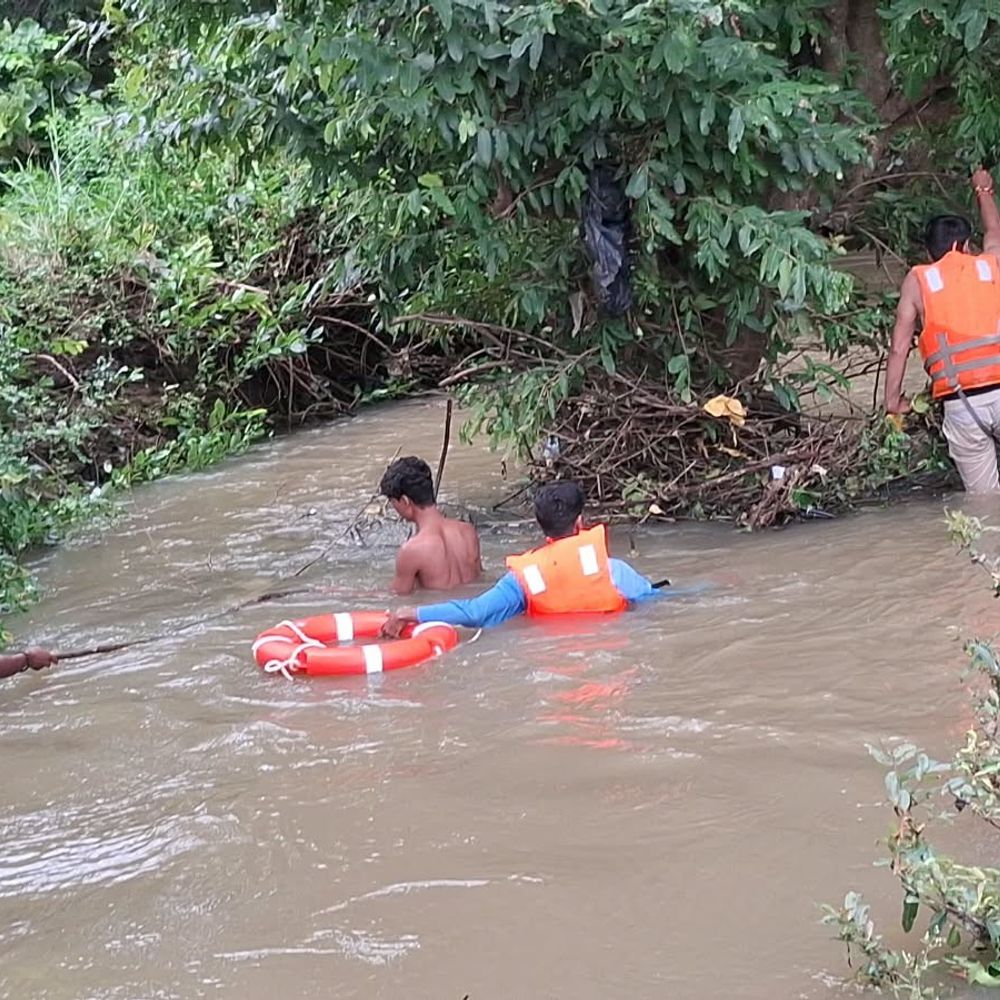 अशोकनगर में उफनते रफटा से बहा 20 साल का युवक:दूसरे दिन 100 मीटर दूर रेत में फंसा मिला शव, एसडीआरएफ ने निकाला बाहर