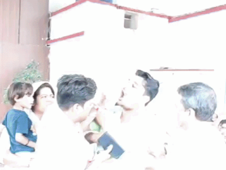 झांसी कलेक्ट्रेट जान देने पहुंचा युवक, हेयर डाई निगली:बोला-दबंगों ने बिना बात बाड़े में बंद कर पीटा, हाथ तोड़ा, नहीं हो रही कार्रवाई