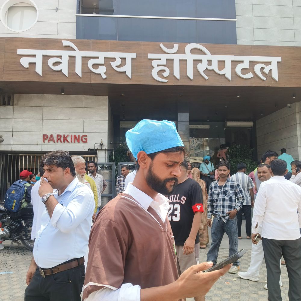 बरेली के नवोदय अस्पताल में लगी आग, मची अफरा-तफरी:छत पर शॉर्ट सर्किट से लगी आग, धुआं फैलने पर मरीजों को दूसरे अस्पताल भेजा