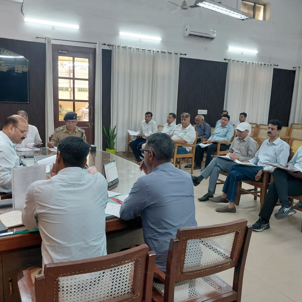 जिला सड़क सुरक्षा समिति की बैठक:डीएम की अध्यक्षता में कलेक्ट्रेट सभागार में हुई चर्चा