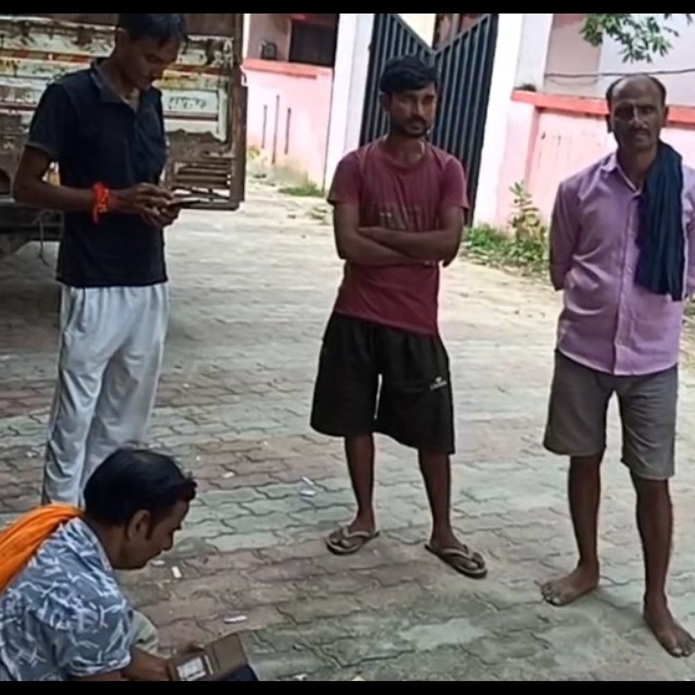 बहराइच में युवक ने फंदे से लटककर दी जान:पत्नी के मायके से न आने से परेशान था, घर से एक किमी दूर मिला शव