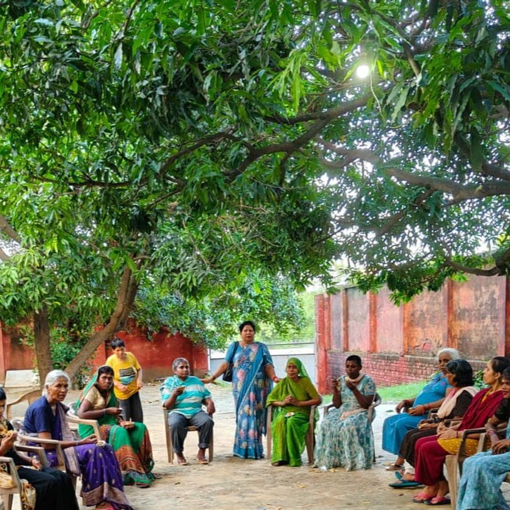वाराणसी में दिव्यांगों संग रक्षाबंधन मनाया:सलाहकार बोर्ड की सदस्य बोलीं- इनकी मुस्कान ही पर्व की सच्ची सार्थकता है