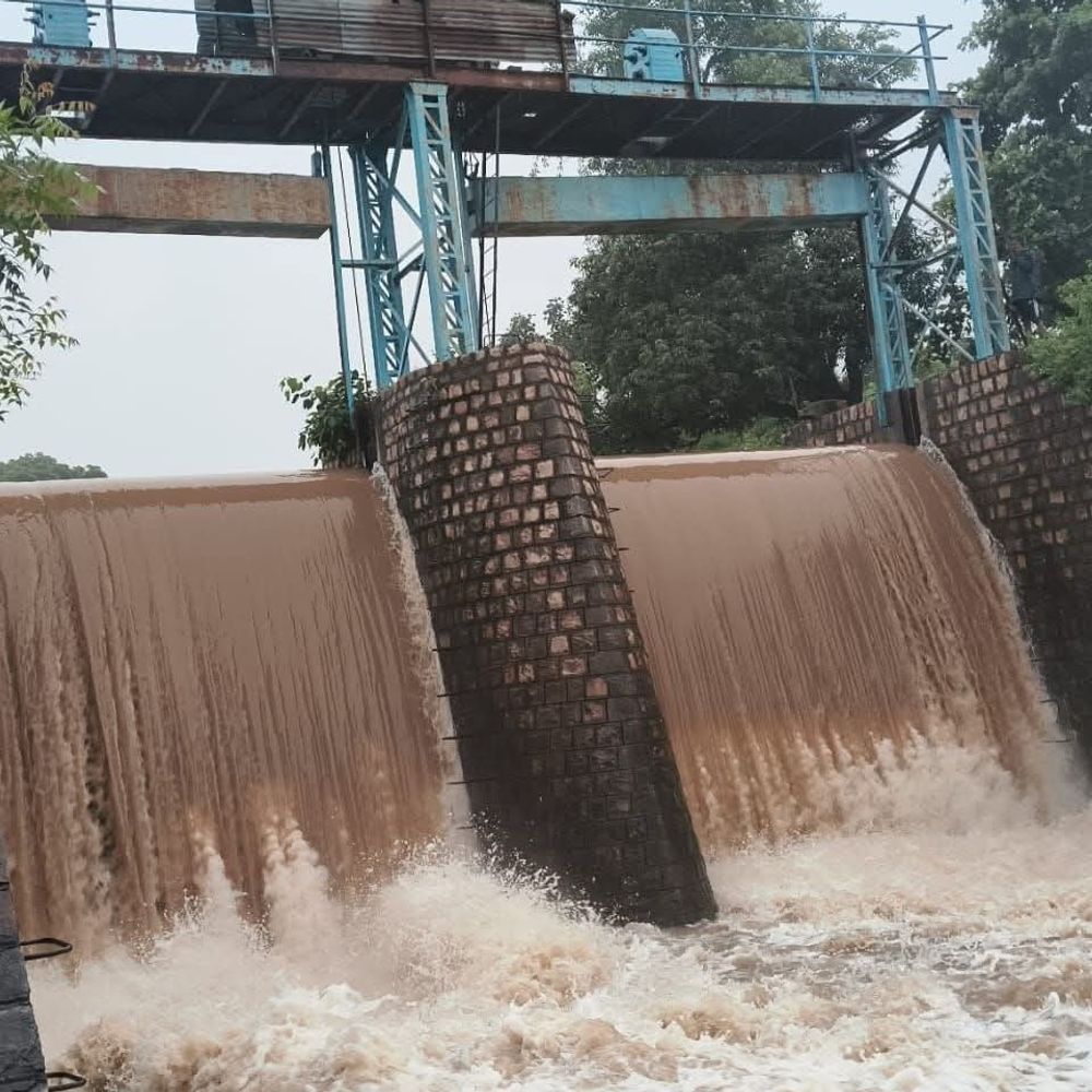 चित्रकूट में मंदाकिनी का रौद्र रूप:रामघाट की 400 दुकानें डूबीं, सड़कों पर चलीं नावें; यूपी-एमपी का संपर्क टूटा