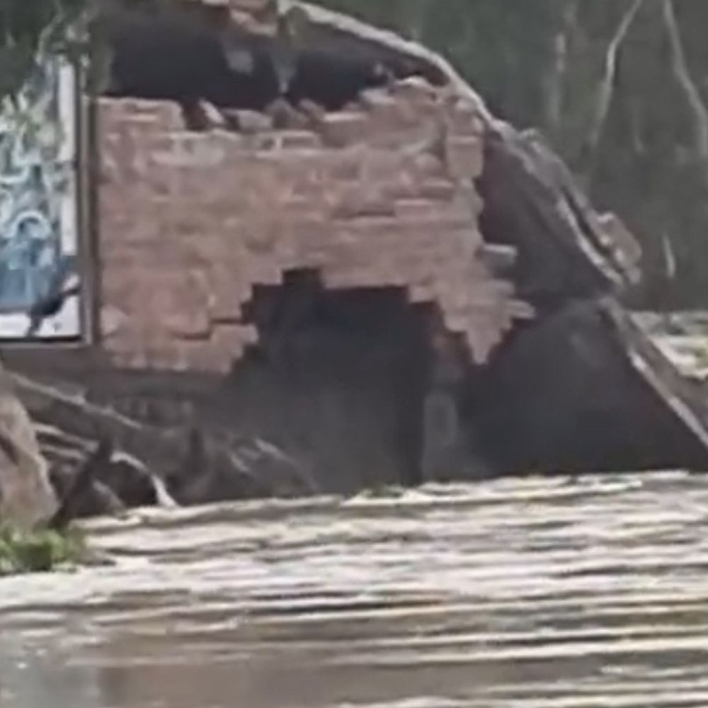 बदायूं में गंगा कटान जारी, पंचायतघर भी नदी में समाया:जलस्तर घटने के बावजूद कछला क्षेत्र में तेज हुआ भू-कटाव