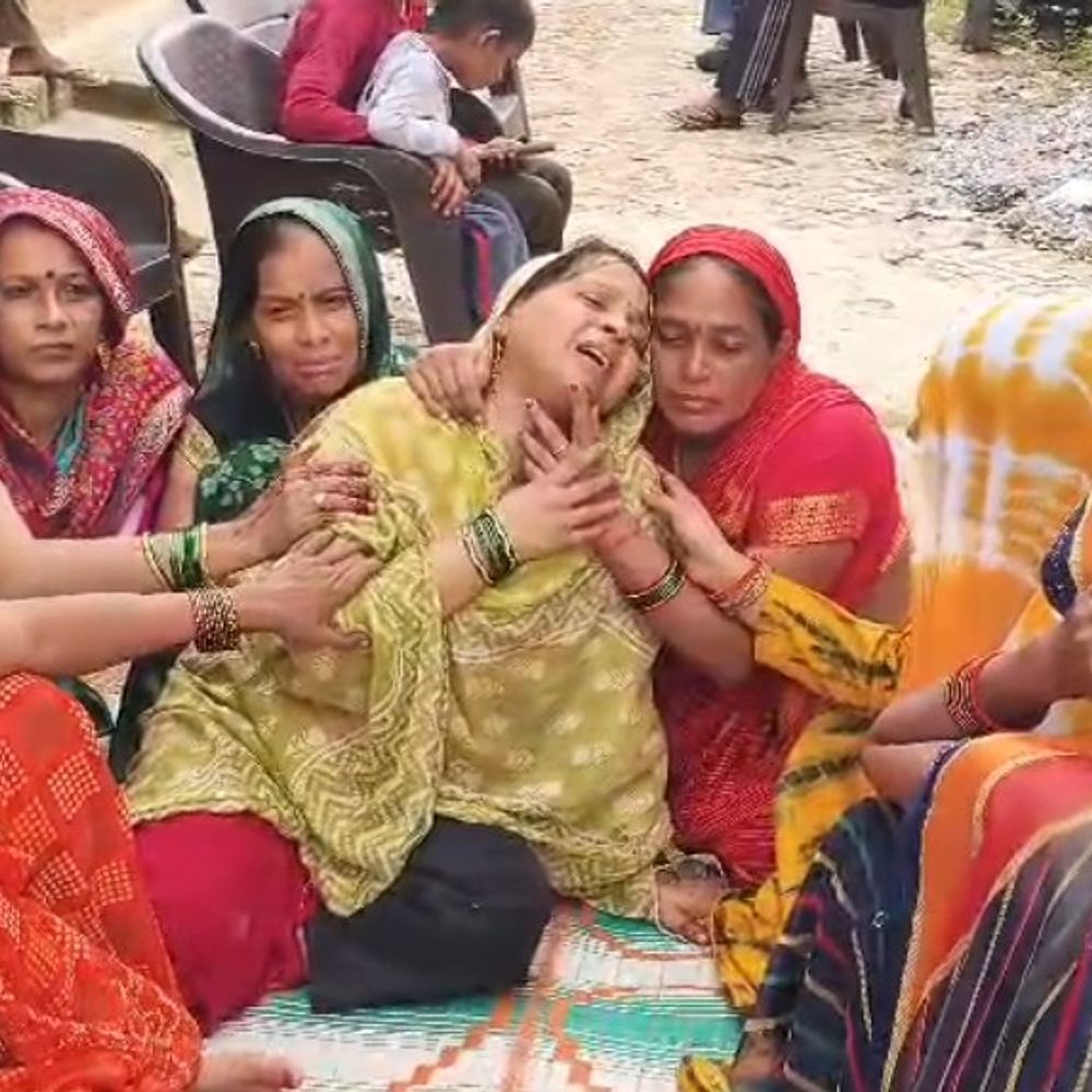 कानपुर में ट्रक ने बाइक सवार को कुचला:मामा की मौत, भांजे की हालत गंभीर; कपड़े खरीदकर लौट रहे थे दोनों