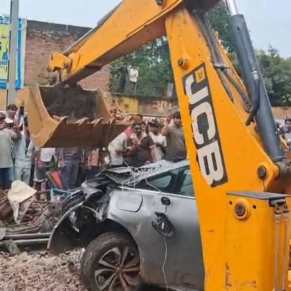 एक्सीलेटर लॉक से बेकाबू हुई कार, 3 को टक्कर मारी:कानपुर में 2 दुकानें तोड़ी, रेलवे ट्रैक की दीवार तोड़कर पटरी पर पहुंची