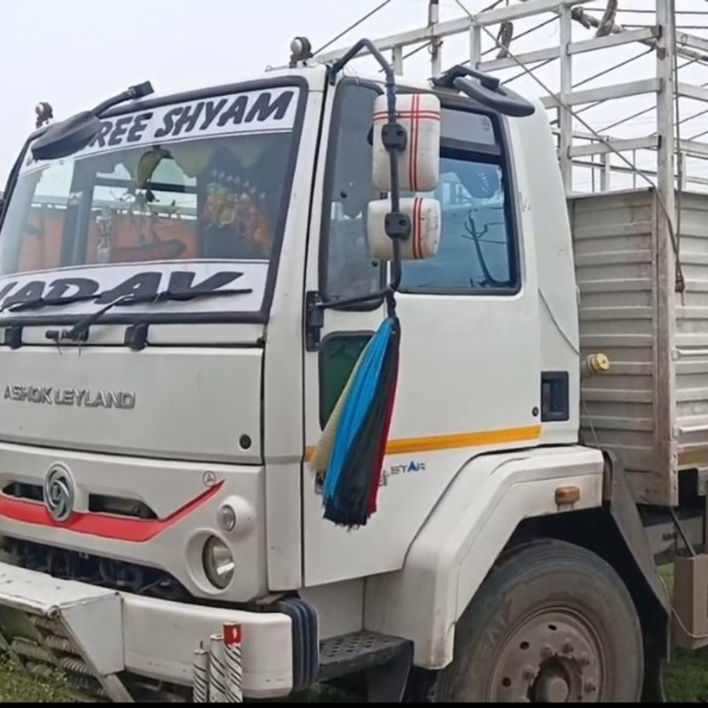 खजूरी सरपंच को टक्कर मारने वाला ट्रक और चालक पकड़ा:नंबर प्लेट पर ग्रीस लगाकर छिपाया था नंबर