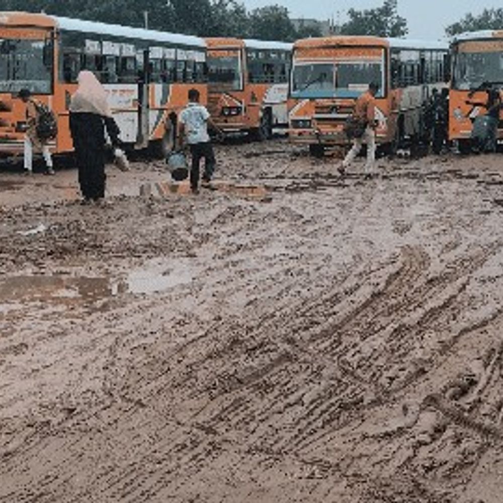 प्रयागराज बस अड्डे पर कीचड़, अखिलेश ने साधा निशाना:कहा- भाजपा अब कितना भी कीचड़ फैला दे, कमल नहीं खिलेगा