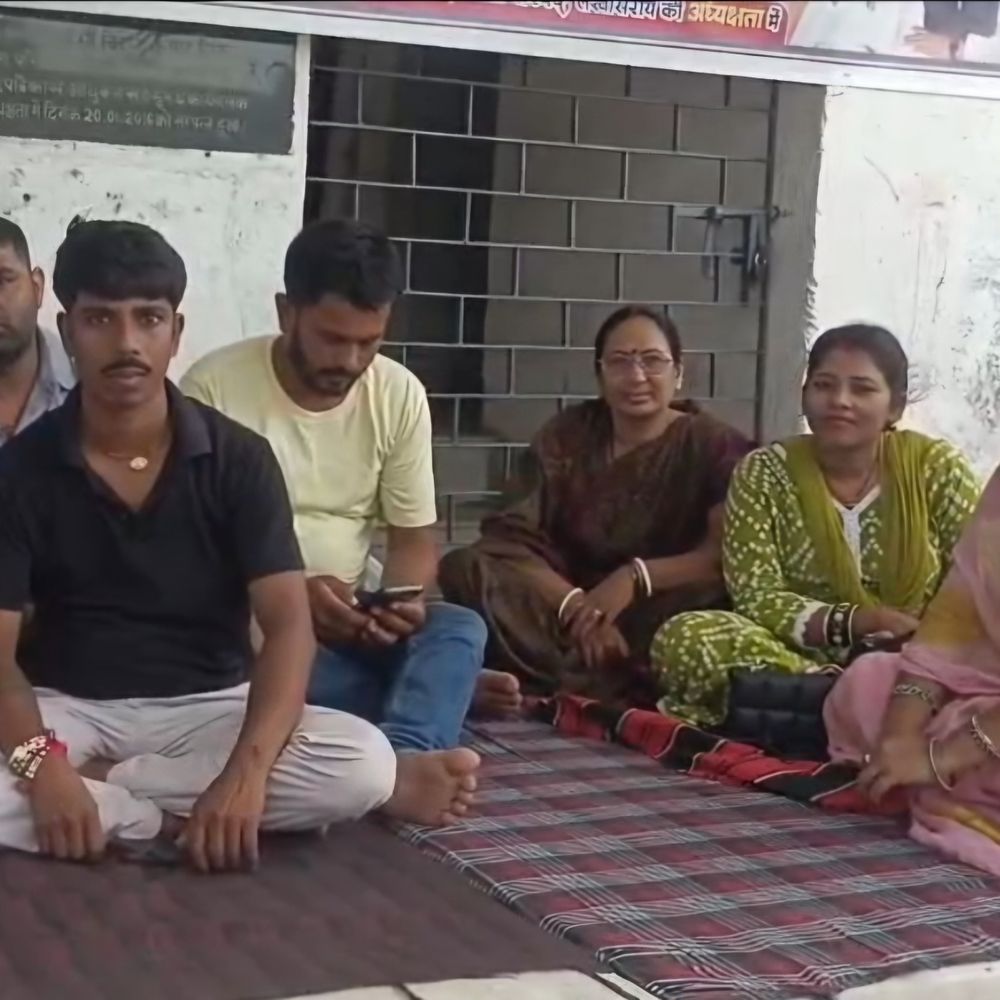 लखीसराय में जिला परिषद की बैठक स्थगित:धरने पर बैठे सदस्यों का विरोध जारी, प्रशासन ने मजिस्ट्रेट तैनात किए