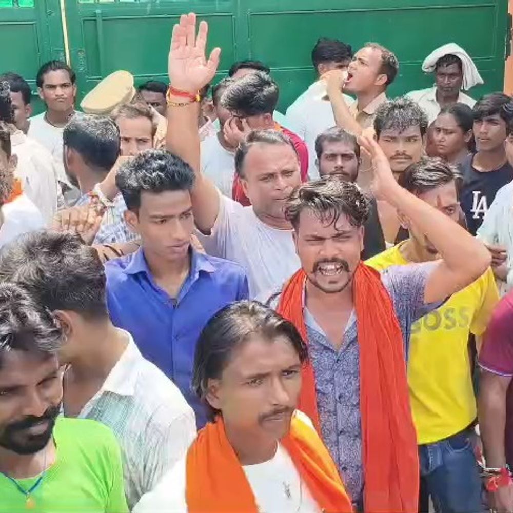 कान्हा उपवन गौशाला में गोवंश की मौत पर हंगामा:बरेली में ग्रामीणों ने शवों से भरी ट्रैक्टर-ट्रॉली गेट पर रोकी, जांच की मांग