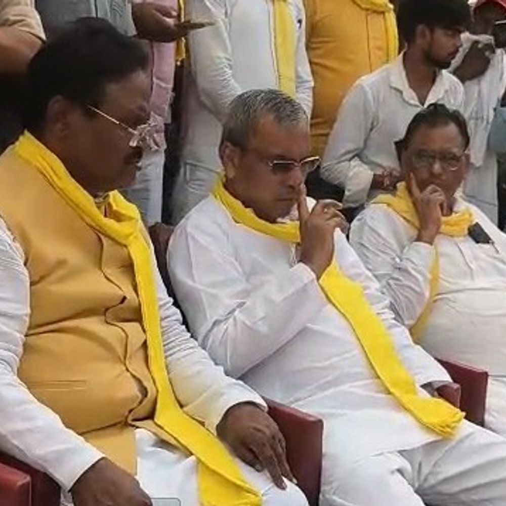 गाजीपुर में हत्या कर शव ट्रैक पर रखने का आरोप:मंत्री ओमप्रकाश राजभर ने परिजनों से की मुलाकात