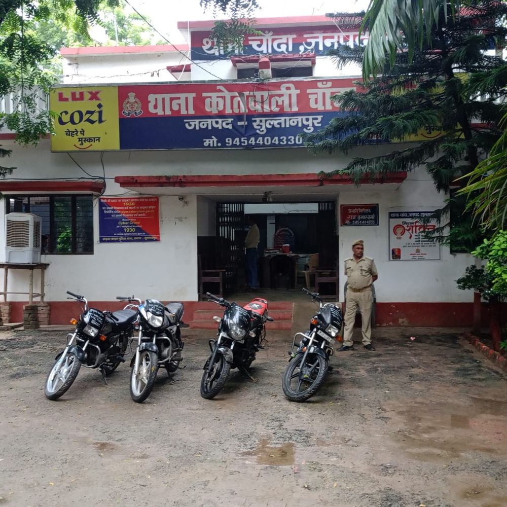 सुल्तानपुर में 4 चोरी की बाइके बरामद, दो गिरफ्तार:प्रतापगढ़ का रहने वाल एक बाल अपचारी भी हुआ गिरफ्तार, तीन मुकदमे हैं दर्ज