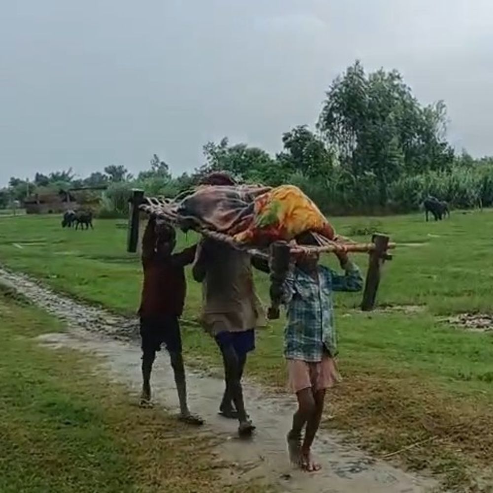 सीतापुर में घाघरा-शारदा का जलस्तर घटा, कटान तेज:तीन बीघा फसल नदी में समाई, 2 घर खतरे में, 60 परिवार विस्थापित, प्रशासन ने दवाएं बांटीं
