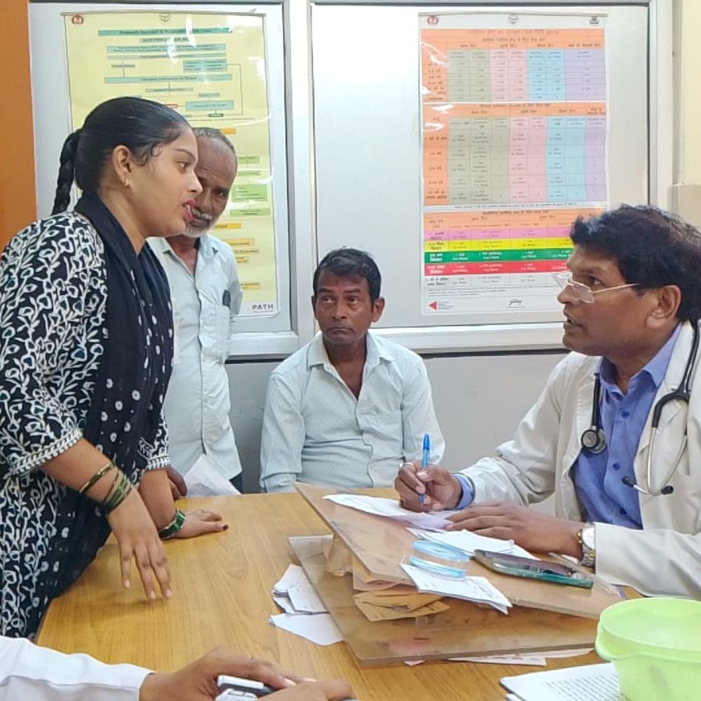 उन्नाव जिला अस्पताल ओपीडी में एक हजार मरीज:मौसम बदलाव से बढ़ा वायरल संक्रमण, लंबी कतारें दिखीं