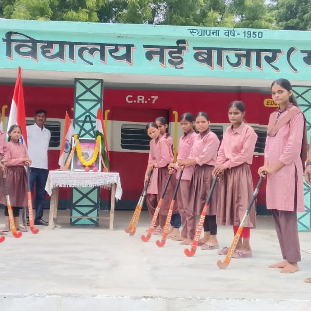 मेजर ध्यानचंद जयंती पर विद्यालय में राष्ट्रीय खेल दिवस कार्यक्रम:चंदौली में छात्रों को खेल गतिविधियों में भाग लेने के लिए किया प्रेरित