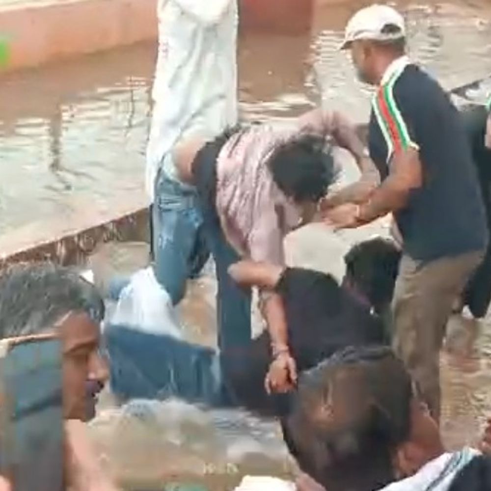 बृहस्पति कुंड में सतना और बांदा के पर्यटकों में मारपीट:पहले आगे जाने की होड़ में भिड़े, जमकर चले लात-घूंसे