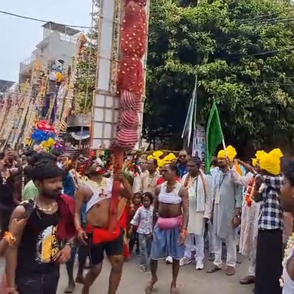 गोगाजी महाराज मेले में उमड़ा आस्था का जनसैलाब:फर्रुखाबाद में 92 निशान उठे, पुलिस प्रशासन रहा मुस्तैद