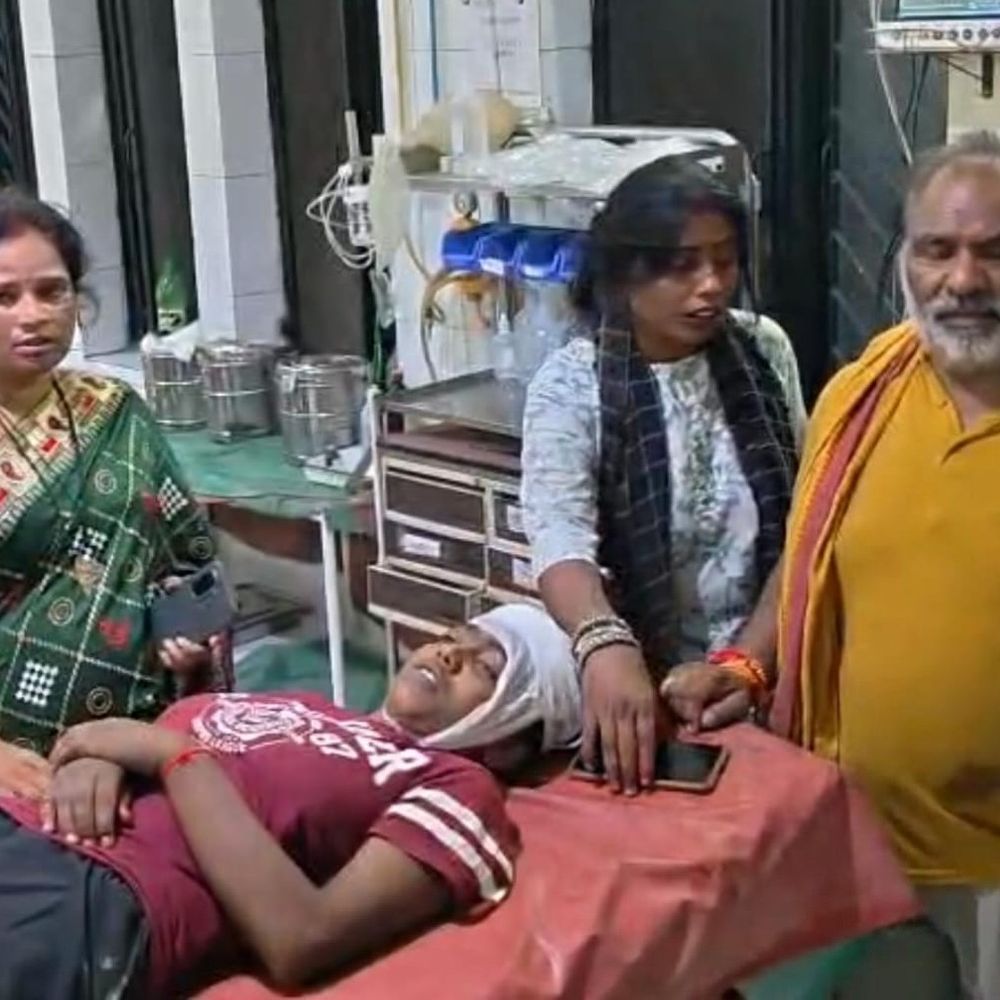 हमीरपुर में राखी बंधवाने जा रहे युवक से मारपीट:बचाने पहुंची बहन पर भी हमला, युवती गंभीर घायल