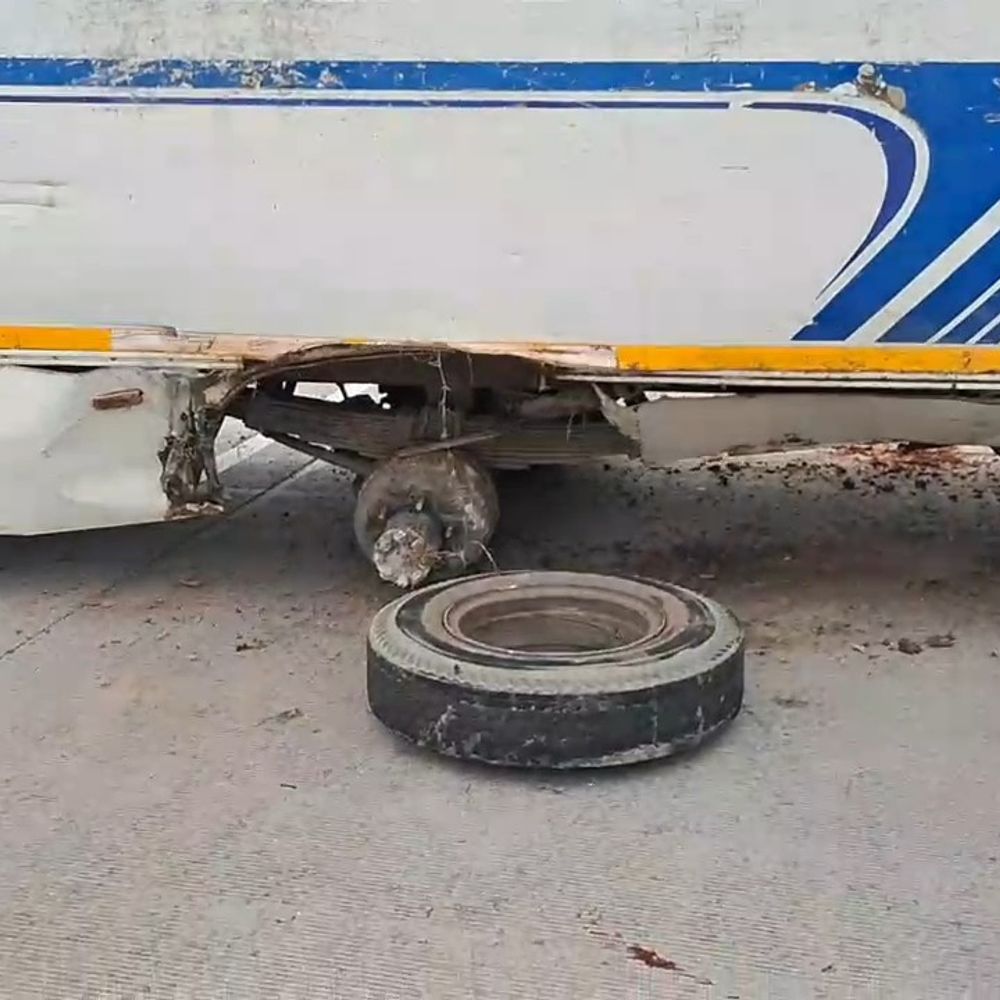 मोहनिया NH-19 पर ट्रक-बस की टक्कर:बरेज गांव के पास बस का चक्का निकला, ग्रामीणों ने 37 यात्रियों को सुरक्षित निकाला