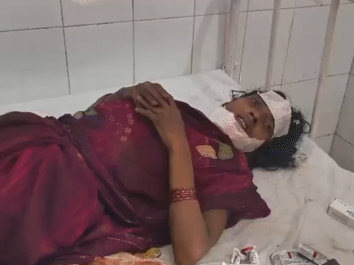 युवक ने पत्नी-बच्चों का गला रेतने की कोशिश की:प्रयागराज में वारदात, पुलिस ने दरवाजा तोड़कर सबको बचाया