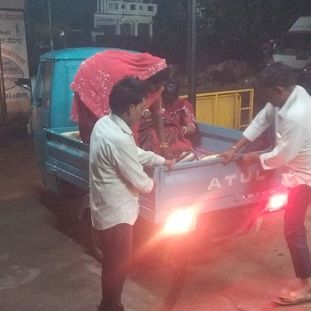 ललितपुर में एक घंटे नहीं पहुंची 108 एंबुलेंस, VIDEO:सांस की मरीज को परिजन लोडिंग टैक्सी से मेडिकल कॉलेज लाए