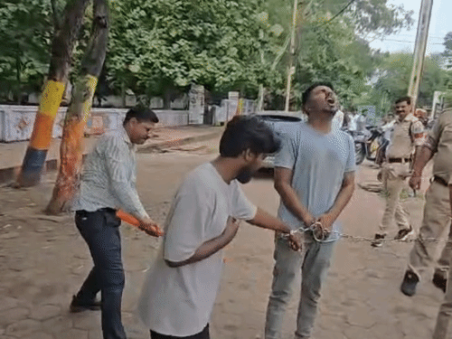 उज्जैन में हत्या के आरोपियों का जुलूस:मौका मुआयना कराने ले गई पुलिस, जमकर पिटाई, 7 आरोपी गिरफ्तार; हॉर्न बजाने पर हुआ था विवाद
