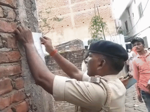दरभंंगा में फरार तीन आरोपियों के घर चिपकाया इश्तेहार:कोर्ट के आदेश के बाद पुलिस की कार्रवाई, अप्रैल में हत्या के बाद से फरार है आरोपी