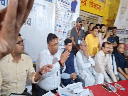 जनविश्वास शिविर में अफसरों पर भड़के महापौर:शिकायतों के निराकरण में लापरवाही पर लगाई फटकार; कहा- जनता की समस्याओं को गंभीरता से सुनें