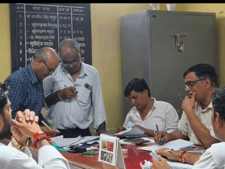 निकाय चुनाव में दूसरे दिन कई प्रत्याशियों ने नामांकन भरे:ढोल-नगाड़ों संग पहुंचे प्रत्याशी, एसडीओ कार्यालय पर समर्थकों की भीड़