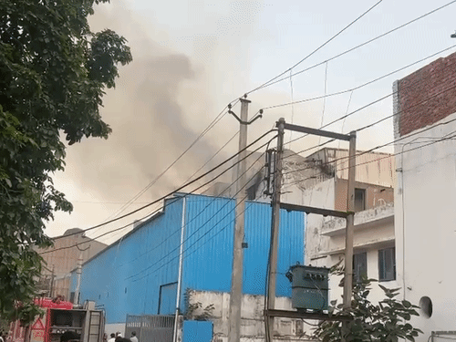 गाजियाबाद-साहिबाबाद में फैक्ट्री में भीषण आग लगी:चारों तरफ धुआं फैला, दमकल की 10 गाड़ियां आग बुझाने में जुटीं