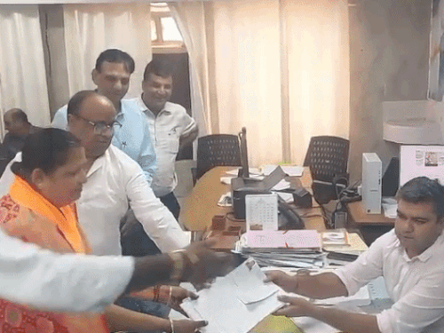 बीकानेर में टिकट से पहले ही प्रत्याशियों ने भरे पर्चे:नगर निगम के लिए 33 से ज्यादा नामांकन दाखिल, पार्टी के सिंबल का इंतजार