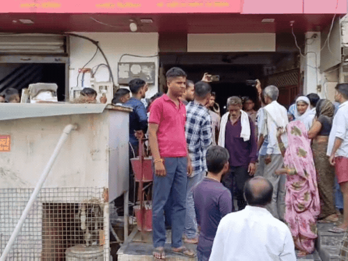 आगरा में प्रसूता की मौत के बाद हॉस्पिटल में हंगामा:3 घंटे शव सड़क पर रखा, डॉक्टर-स्टॉफ पर लापरवाही का आरोप
